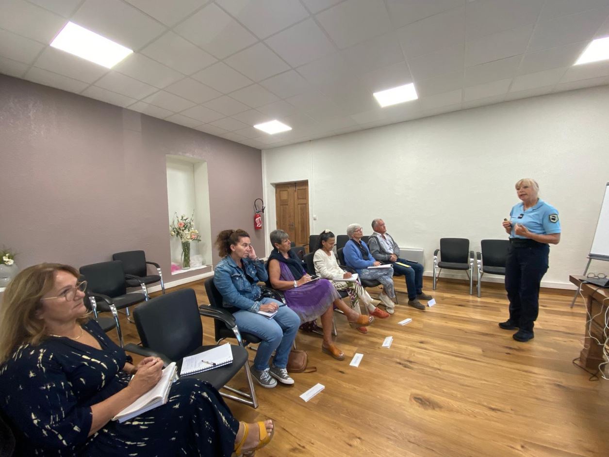 2025-10-02 Sensibilisation face aux violences intra-familiales par MPF à la Mairie Calenzana Gendarmerie pour les bénévoles de l'association Entraide e Sintinella
