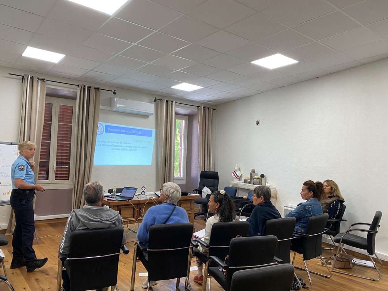 2025-10-02 Sensibilisation face aux violences intra-familiales par MPF à la Mairie Calenzana Gendarmerie pour les bénévoles de l'association Entraide e Sintinella