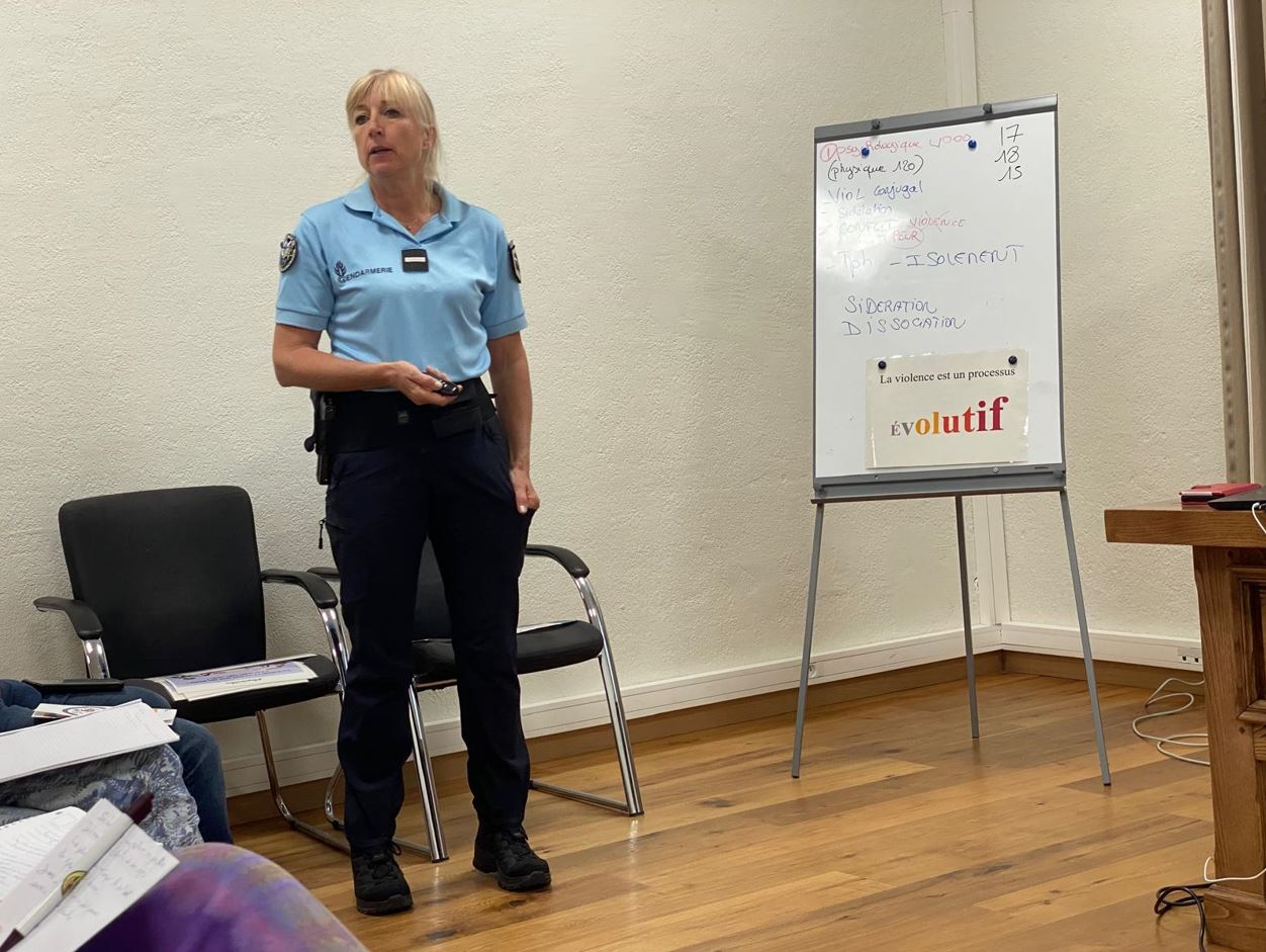 2025-10-02 Sensibilisation face aux violences intra-familiales par MPF à la Mairie Calenzana Gendarmerie pour les bénévoles de l'association Entraide e Sintinella